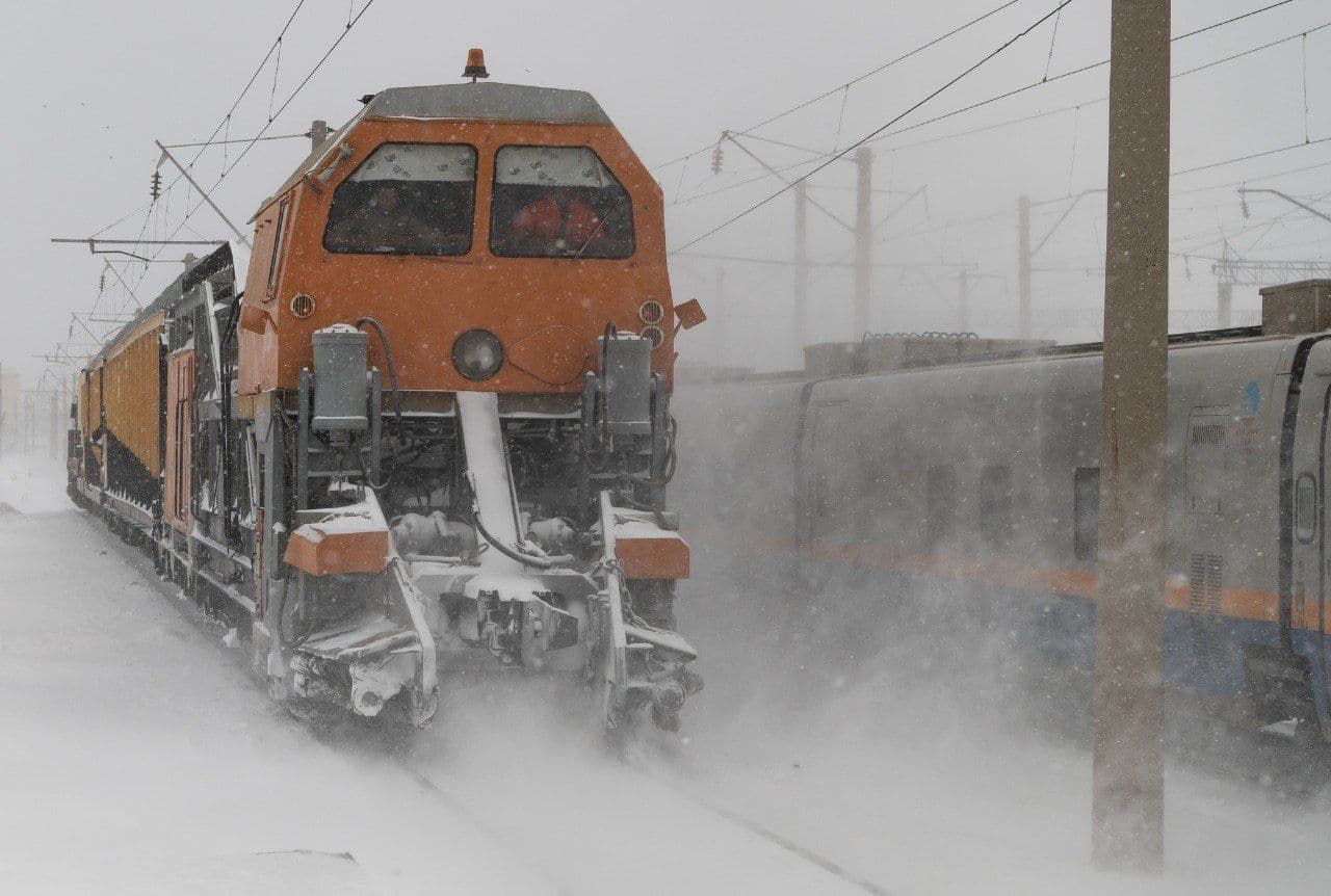 Тысячи людей ежедневно выходят на очистку железнодорожных путей от снега в Казахстане