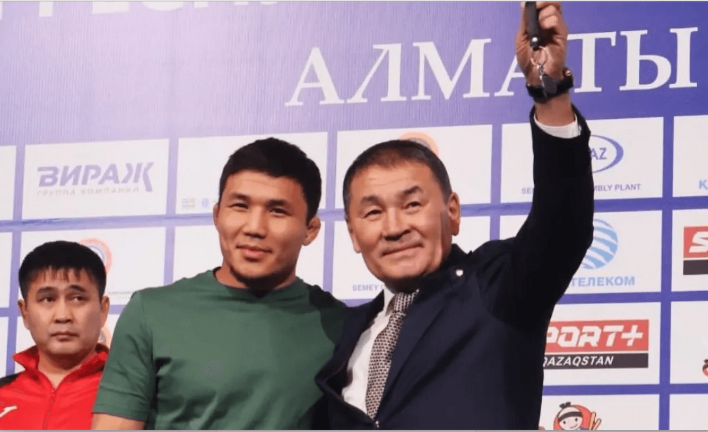 Казахстанскому борцу вручили квартиру за победу на чемпионате мира