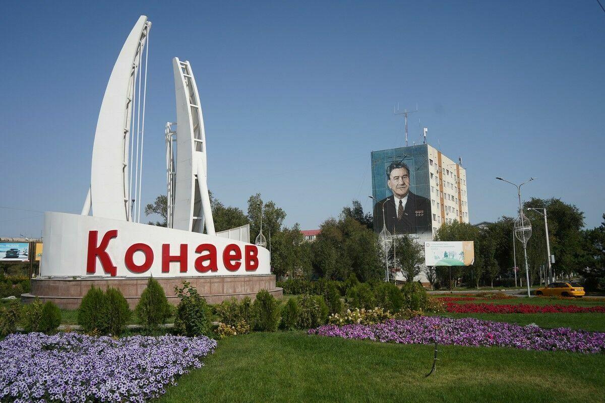 У рукотворного озера