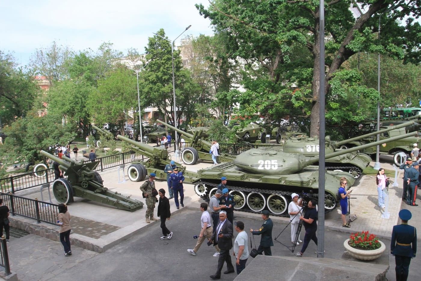 Памяти павших будем достойны!