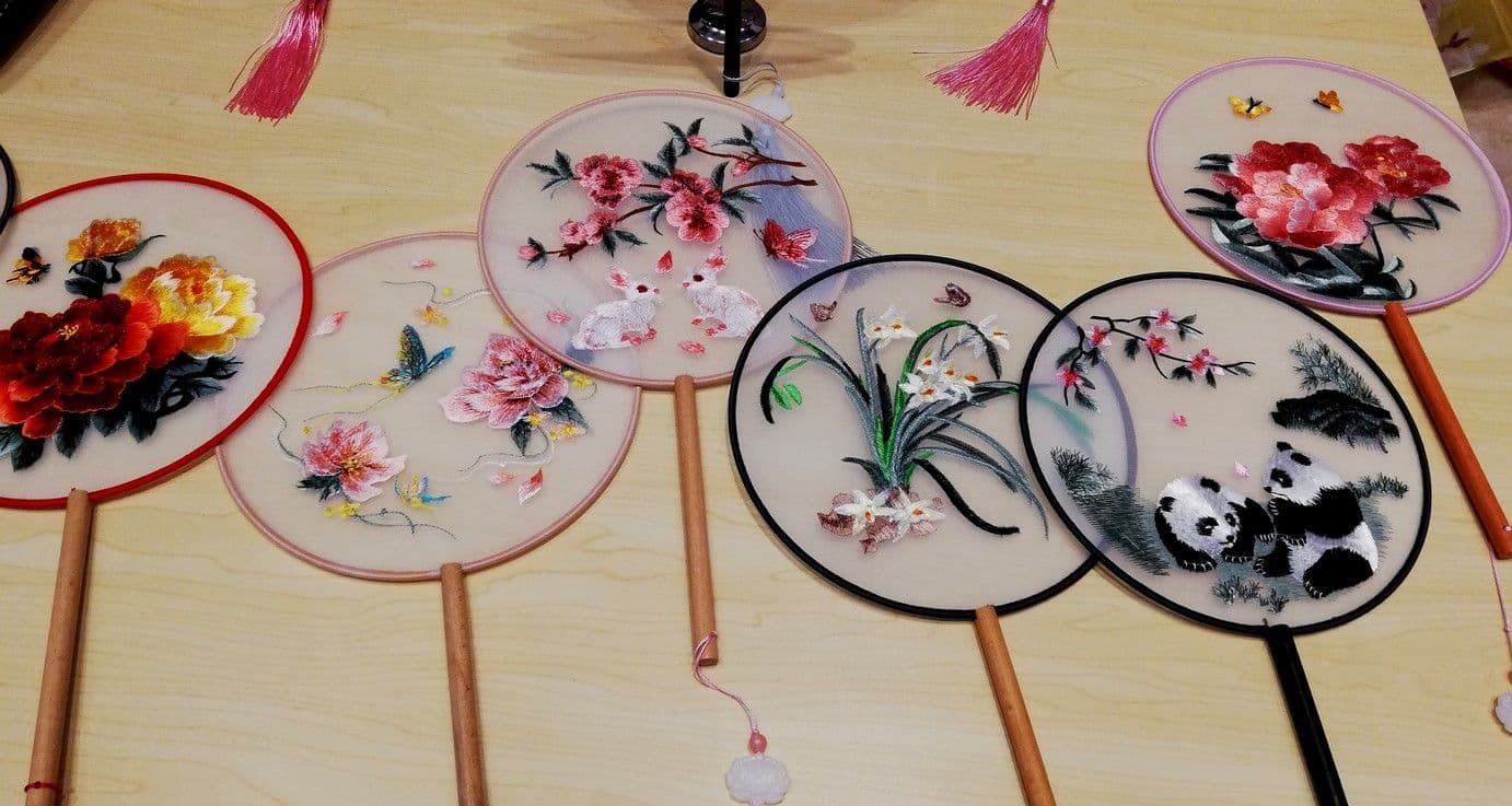 Иероглифы, веер и чайный фарфор