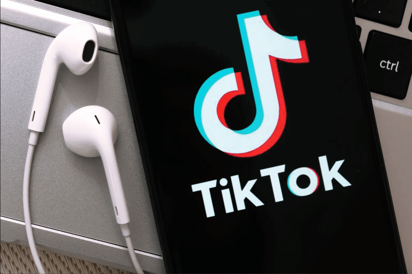 Почему TikTok удаляет миллионы видеороликов