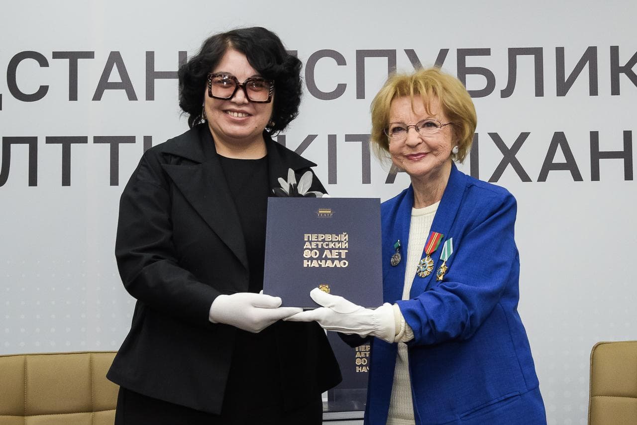 Уникальная книга об истории театра имени Наталии Сац передана в национальную библиотеку РК