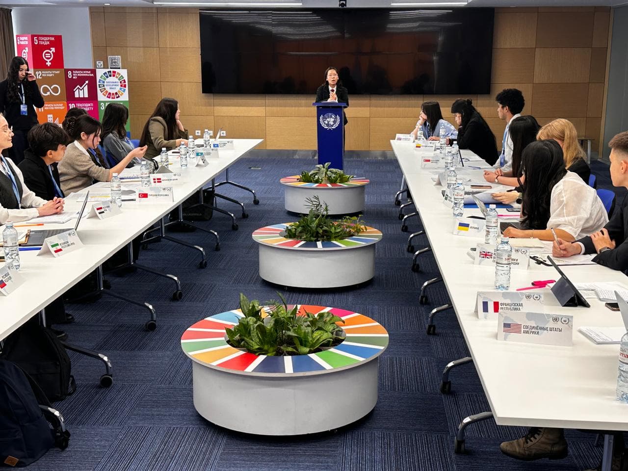 Молодые люди учатся международной дипломатии