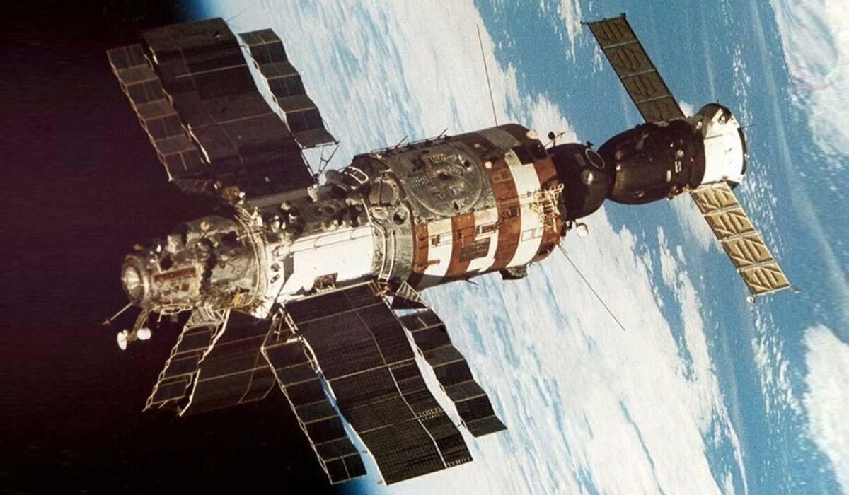 Салют на орбите