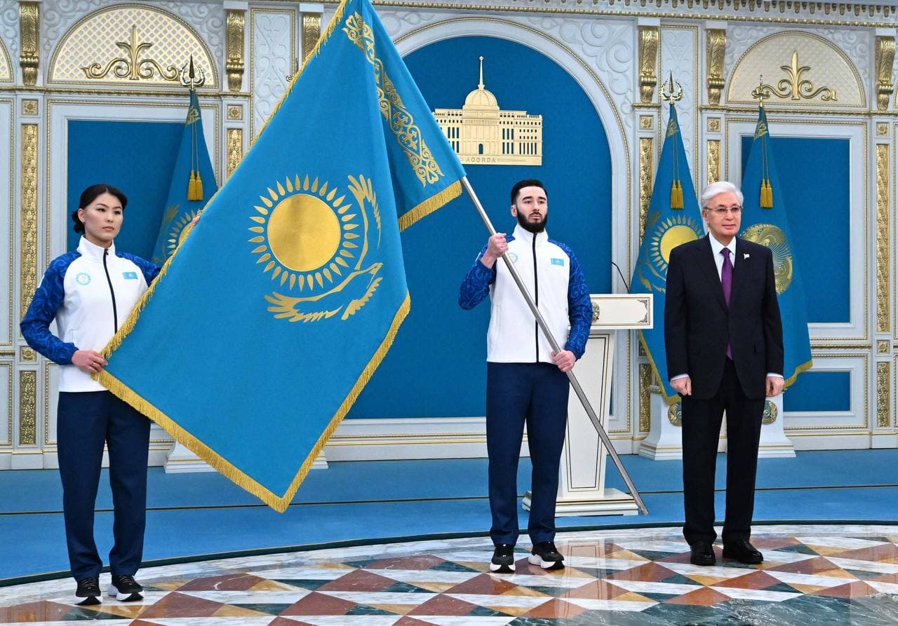 Знаменосцам Олимпиады-2026 вручили флаг Казахстана